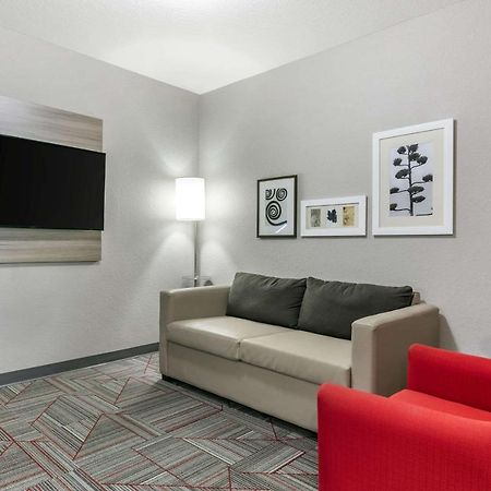 Clarion Pointe Columbus-Bradley Park Hotel Exterior foto