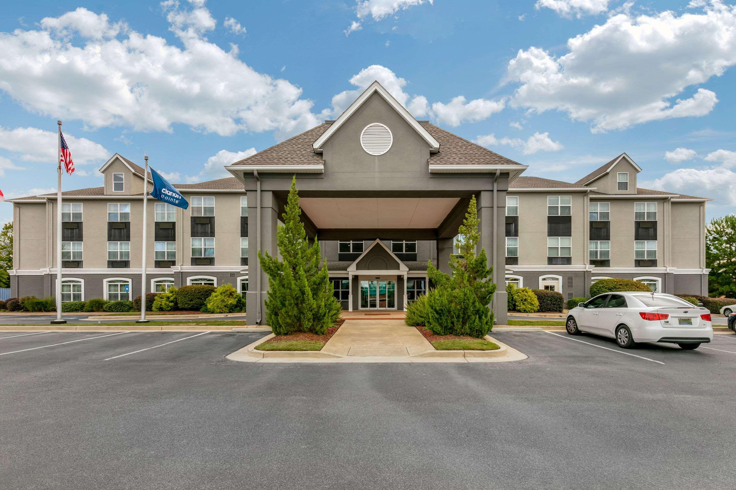 Clarion Pointe Columbus-Bradley Park Hotel Exterior foto