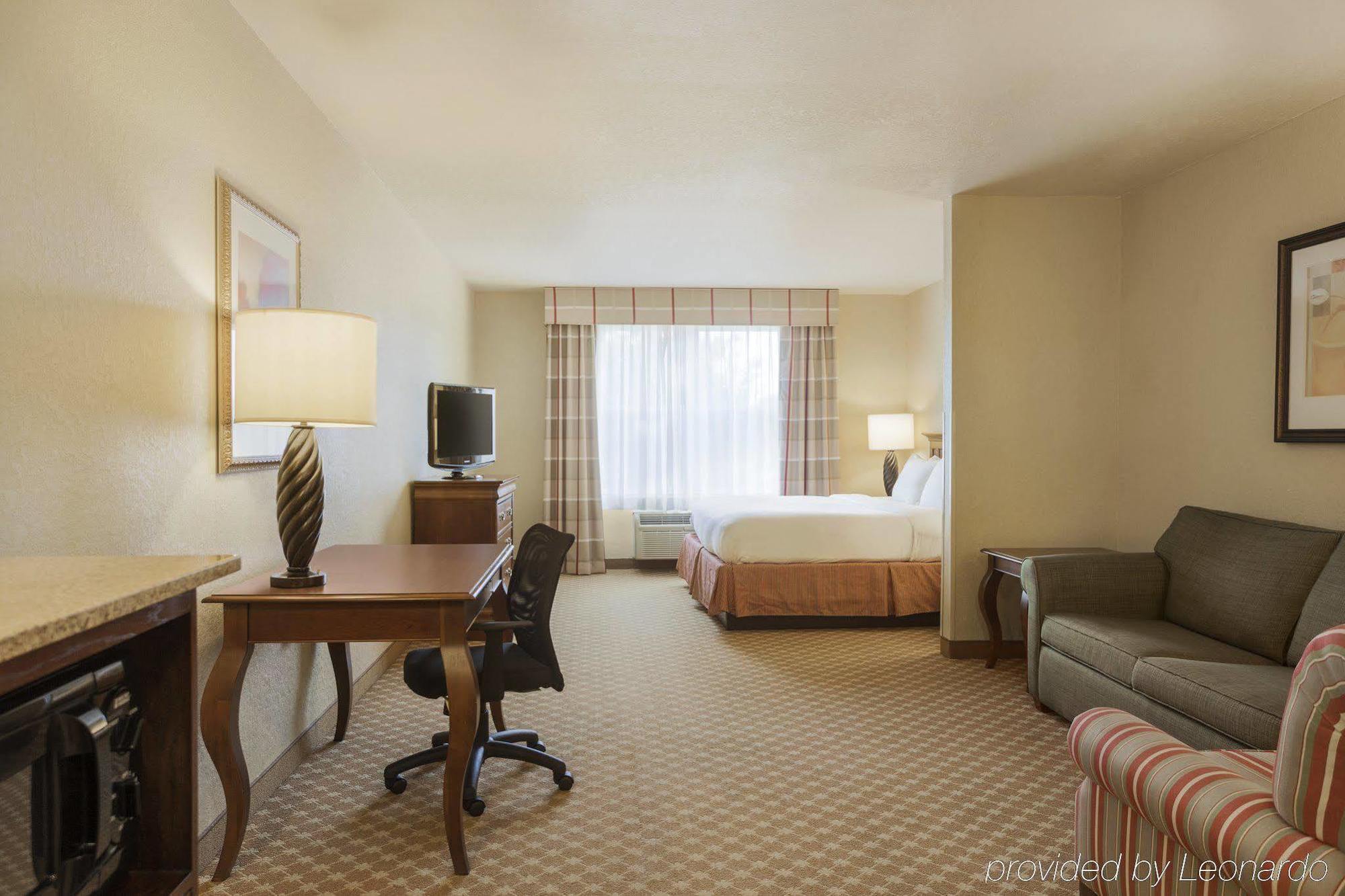 Clarion Pointe Columbus-Bradley Park Hotel Exterior foto