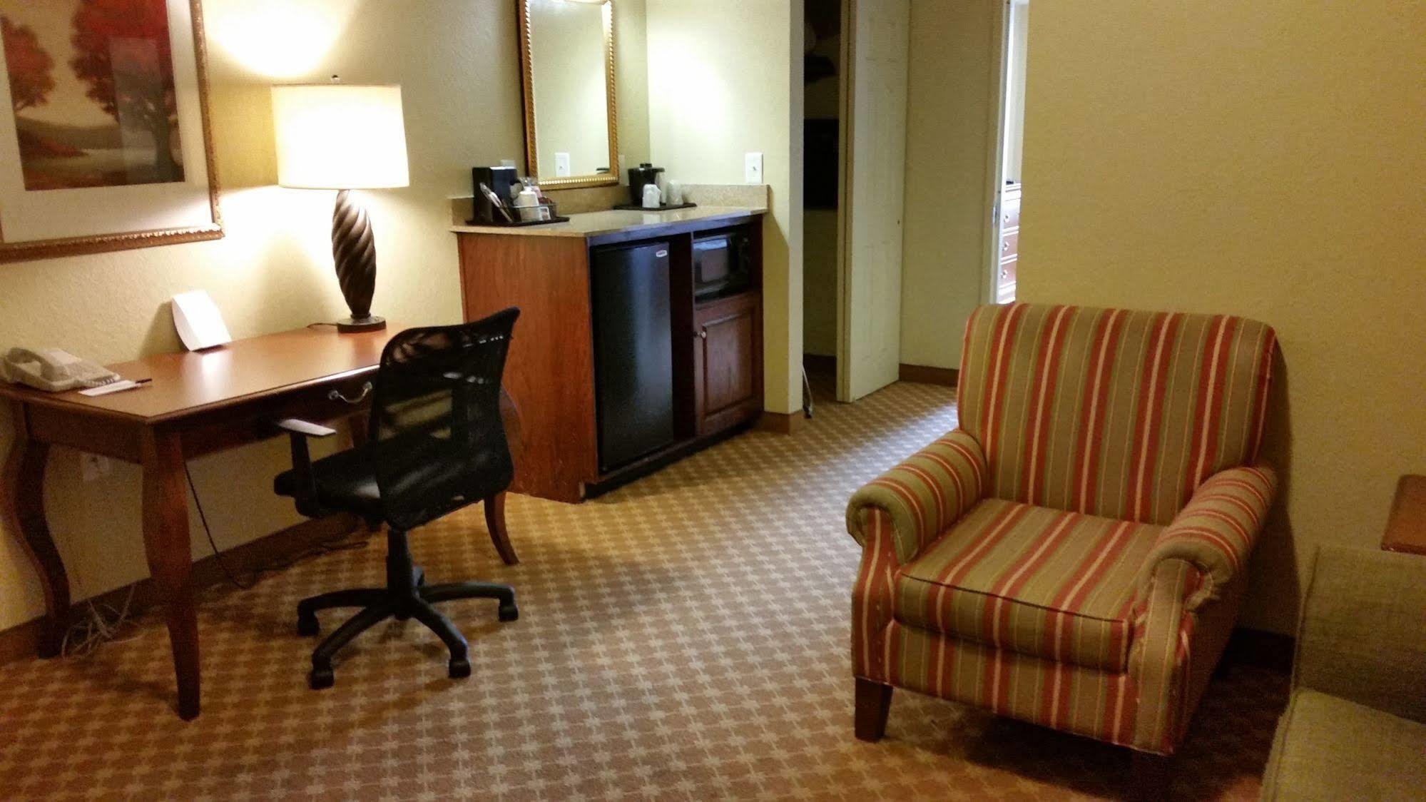 Clarion Pointe Columbus-Bradley Park Hotel Exterior foto